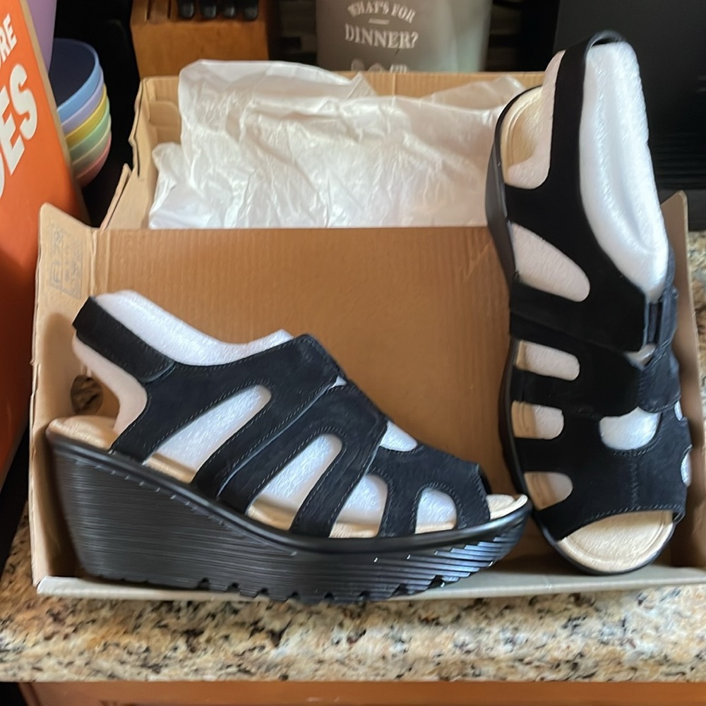 Black Skechers NWT - Picture 2 of 2